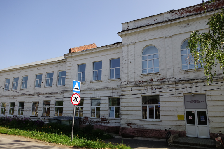 Здание средней школы, в которой учился Герой Советского Союза В.Е. Ершов; школе присвоено имя героя (Чёрмоз))